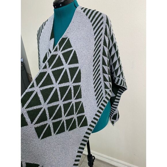 One Size Pullover Poncho Reversible Aztec Geometrical Pattern Cozy Core Knit - Picture 2 of 5